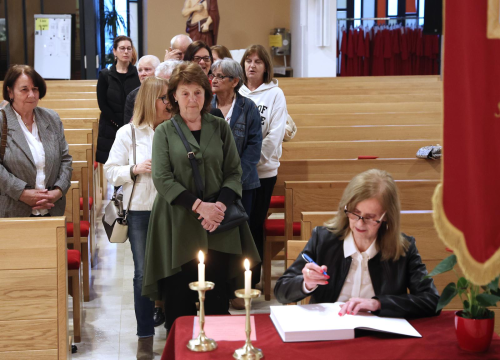 Šibenik se oprašta od pape Franje: Na Meterizama otvorena knjiga sućuti