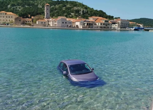 Automobil u Tisnom završio u moru: 'Prema neslužbenim informacijama u njemu nije bilo nikoga'