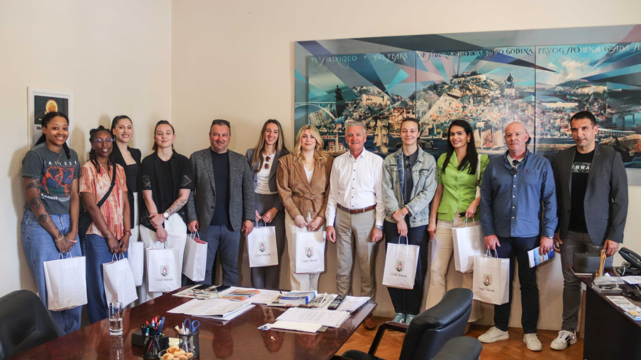 Šibenske košarkašice posjetile gradonačelnika Burića: 'Ovaj rezultat ponos je cijelog grada'