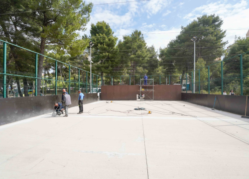 Fotografija 3 - Postavljanje nove ograde, podloge, mreže za golove.. Započeli radovi na igralištu u Rasadniku