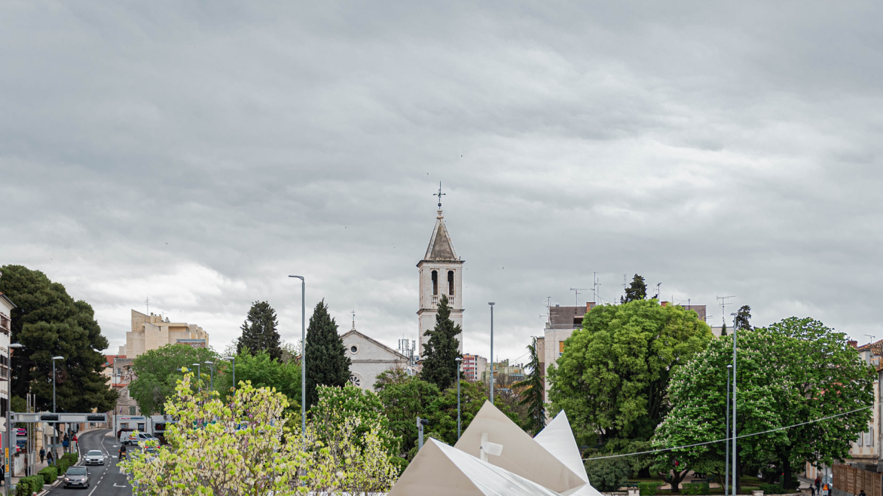 Danas pretežno oblačno uz povremenu kišu