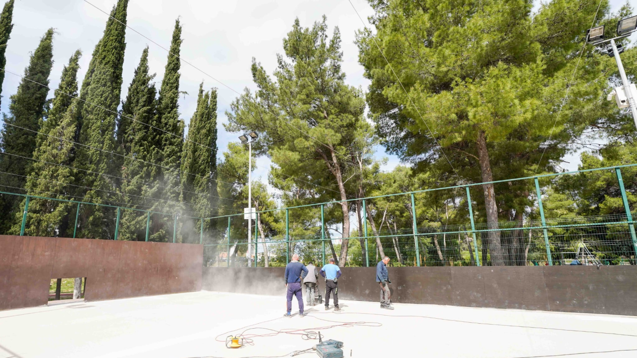 Postavljanje nove ograde, podloge, mreže za golove.. Započeli radovi na igralištu u Rasadniku