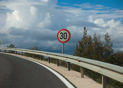 Kolnici mokri i skliski, a zbog vjetra na Jadranskoj magistrali vozi se otežano