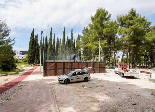 Fotografija 4 - Postavljanje nove ograde, podloge, mreže za golove.. Započeli radovi na igralištu u Rasadniku