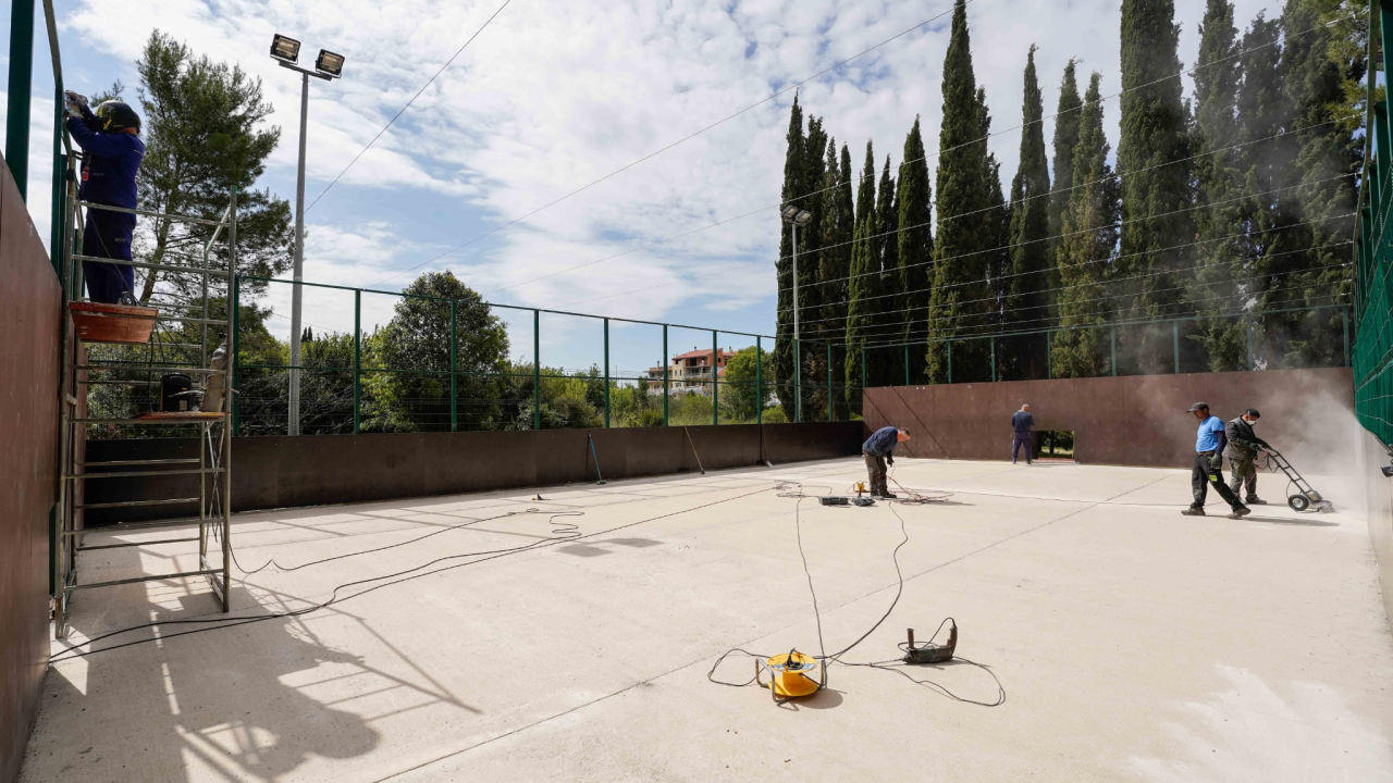 Postavljanje nove ograde, podloge, mreže za golove.. Započeli radovi na igralištu u Rasadniku