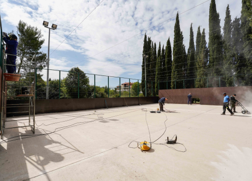 Fotografija 1 - Postavljanje nove ograde, podloge, mreže za golove.. Započeli radovi na igralištu u Rasadniku