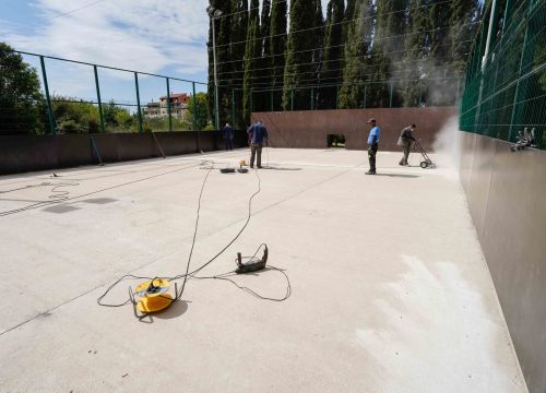 Fotografija 5 - Postavljanje nove ograde, podloge, mreže za golove.. Započeli radovi na igralištu u Rasadniku