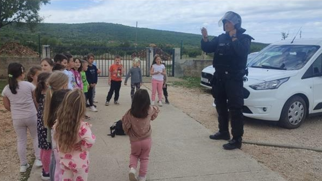 Policijski službenici i njihov pas Tigar posjetili dječji vrtić u Radoniću