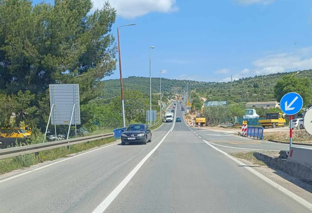 Rizično i nedozvoljeno skretanje na dnu 'tri trake' kod Ražina: 'Bit će ovog cijelo ljeto'