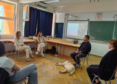 Fotografija 1 - Heroji na četiri noge: Šibenska Medicinska škola obilježila Svjetski dan pasa vodiča