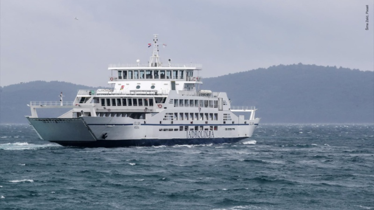 U Zadarskom kanalu sudarili se Jadrolinijin trajekt i jedrilica. Nema ozlijeđenih