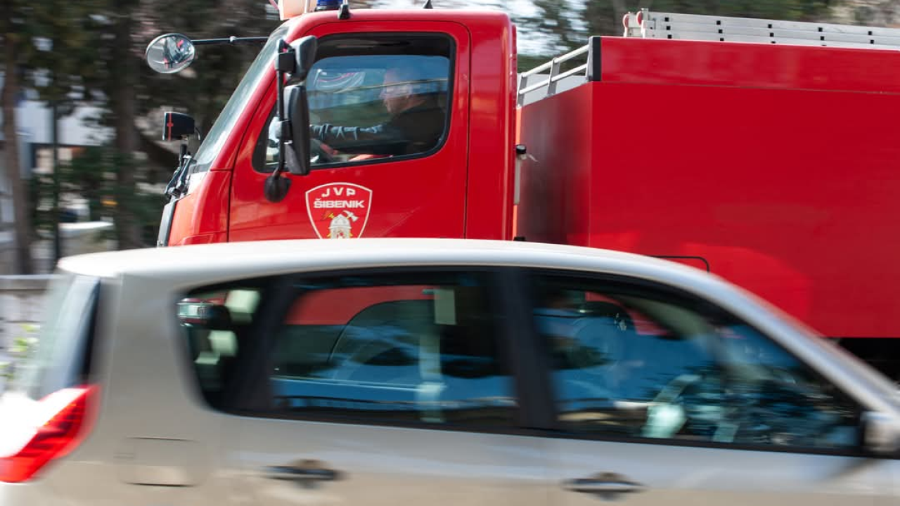 Vatrogasci u srijedu popodne i navečer gasili požare objekata u Primoštenu i Kistanjama