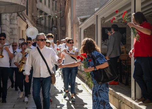 Tonči Restović i Maja Šintić podijelili karanfile radnicima i građanima Šibenika
