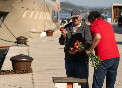 Fotografija 5 - Tonči Restović i Maja Šintić podijelili karanfile radnicima i građanima Šibenika