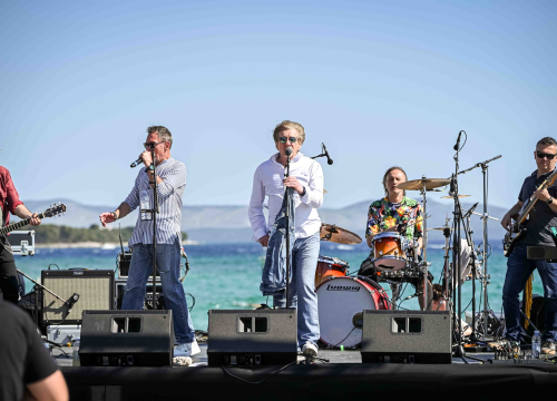 Fotografija 3 - Prvosvibanjska fešta na Jadriji: Neki to vole vruće zagrijali publiku, na Fenikse još stignete