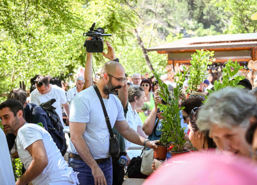 Fotografija 6 - FOTO Podijeljeno 1500 sadnica lavande, mirte i lovora: Akcija ‘Rastemo zajedno’ treću godinu zaredom u NP Krka
