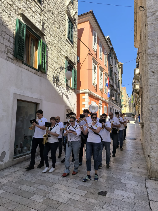 Šibenska narodna glazba budnicom obilježila 1. svibnja, fešte diljem županije