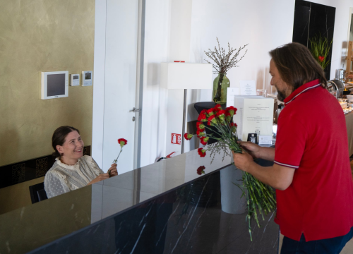 Fotografija 6 - Tonči Restović i Maja Šintić podijelili karanfile radnicima i građanima Šibenika