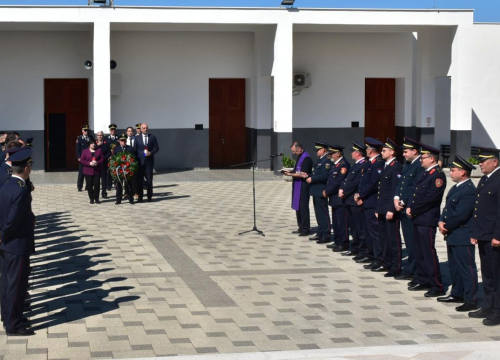 Fotografija 2 - Polaganjem vijenaca obilježen Međunarodni dan vatrogasaca i blagdan sv. Florijana