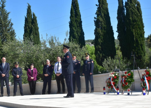 Fotografija 8 - Polaganjem vijenaca obilježen Međunarodni dan vatrogasaca i blagdan sv. Florijana