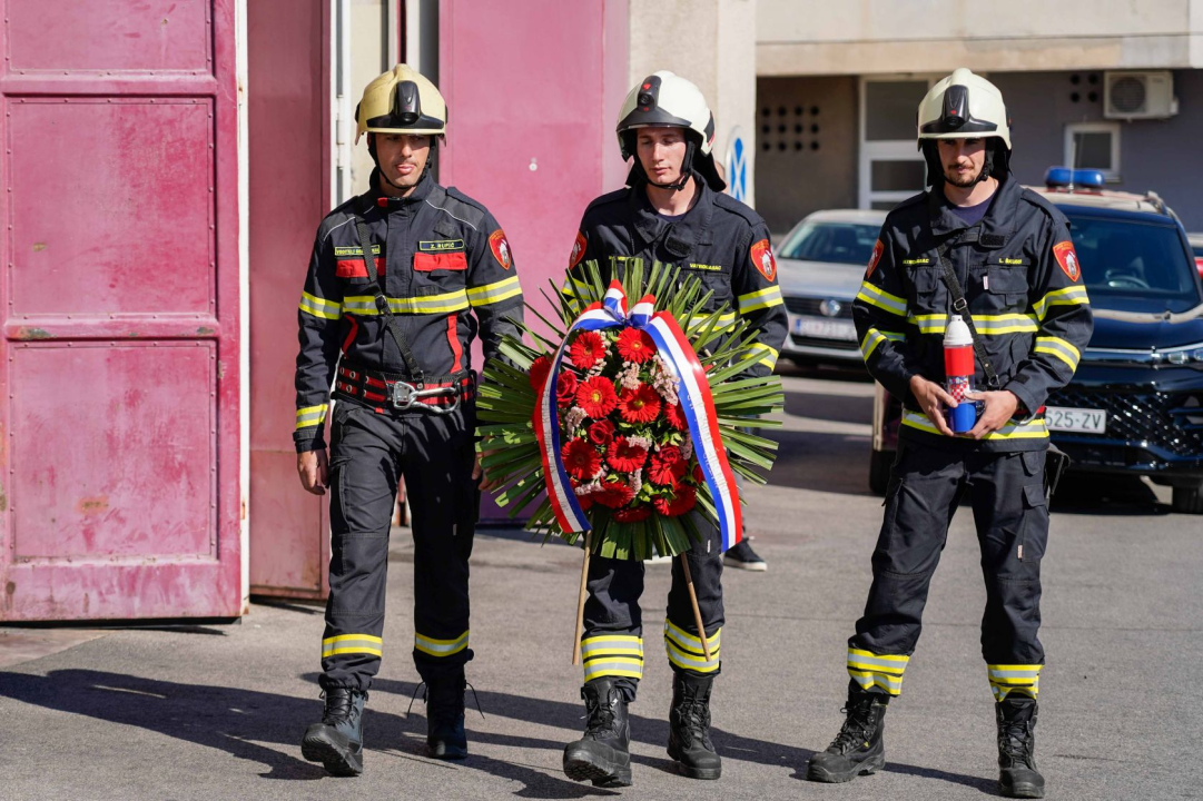 Ispred Vatrogasnog doma odana počast stradalim i preminulim vatrogascima