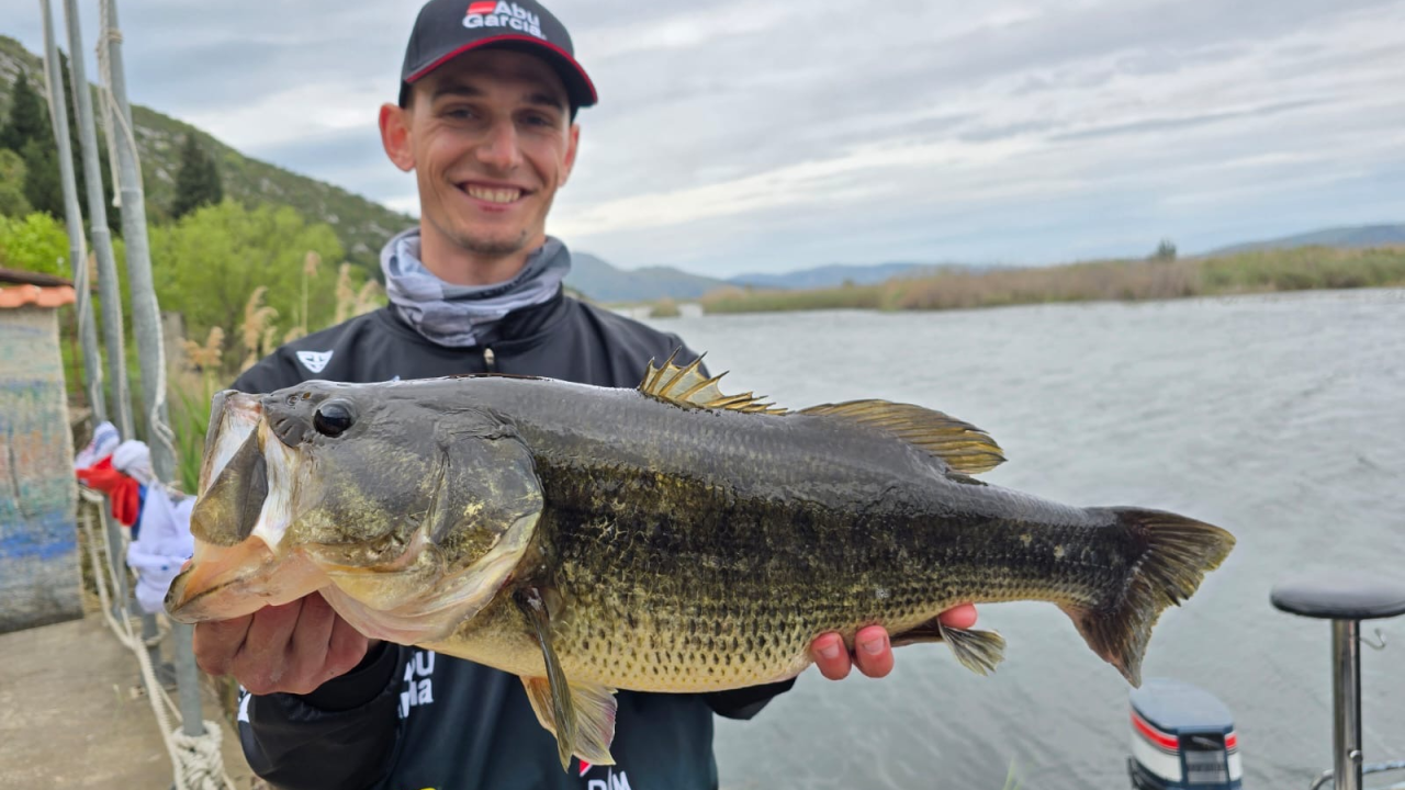 Zabaci varalicu na šibenskoj rivi uz Savage Gear!