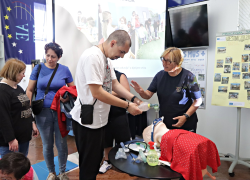 Fotografija 8 - Kamenčići zavirili u svijet šibenske Medicinske škole