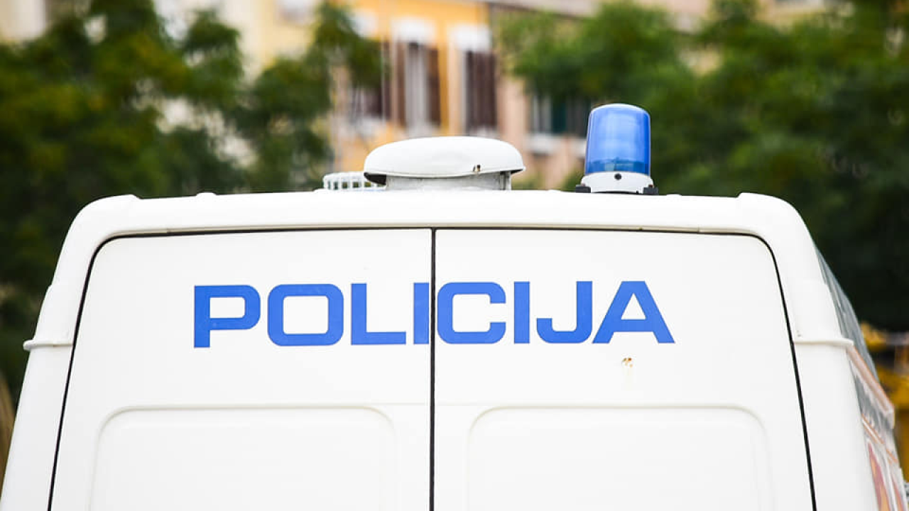 Muškarac (50) kod Tisnog bez dozvole dotjerao kuću i izgradio betonske bazene