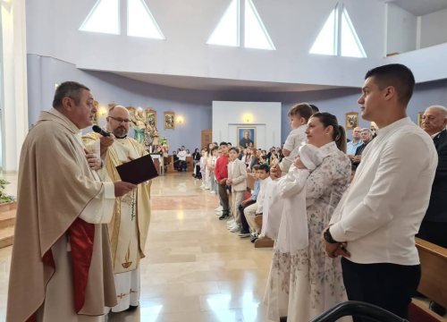 Fotografija 1 - U Kistanjama krštena Katarina, deveto dijete obitelji Antić: 'Budite hrabri svjedoci Božje ljubavi'