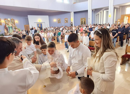 Fotografija 8 - U Kistanjama krštena Katarina, deveto dijete obitelji Antić: 'Budite hrabri svjedoci Božje ljubavi'
