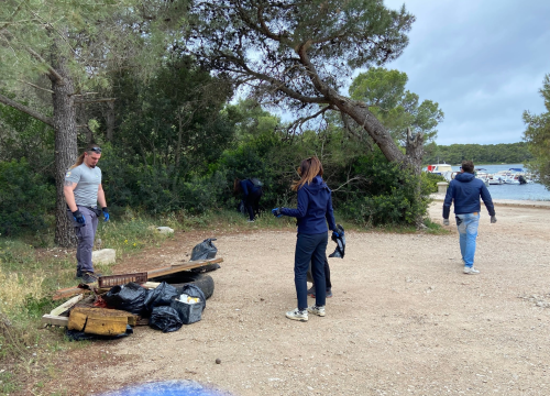Fotografija 2 - Održana akcija čišćenja obale u Kanalu sv. Ante: Uklonjena značajna količina otpada