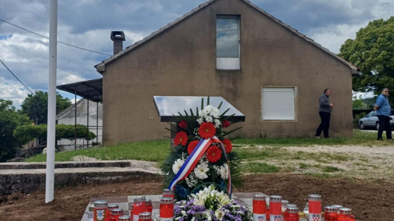 U Marićima kod Knina otkriveno spomen-obilježje Jošku Ćaćiću Begu, ubijenom na početku Domovinskog rata