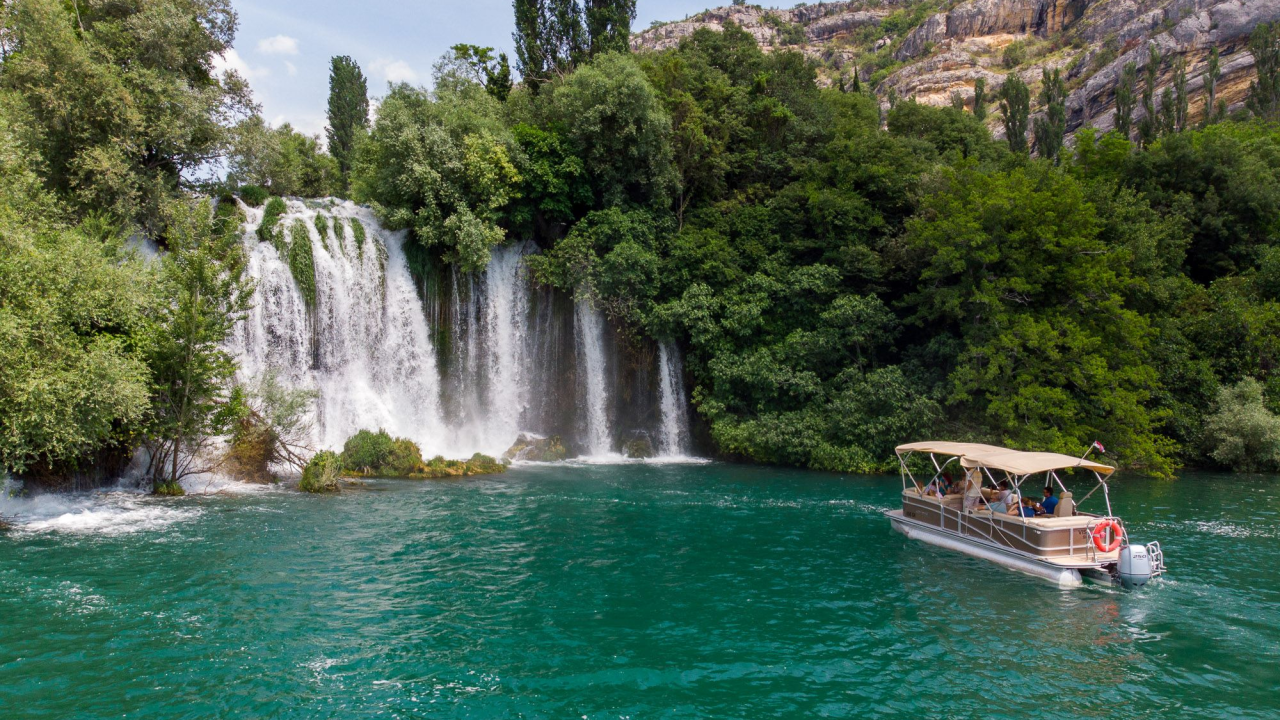 Doživite čaroliju rijeke Krke – zaplovite njome od slapova do otoka, između litica veličanstvenog kanjona