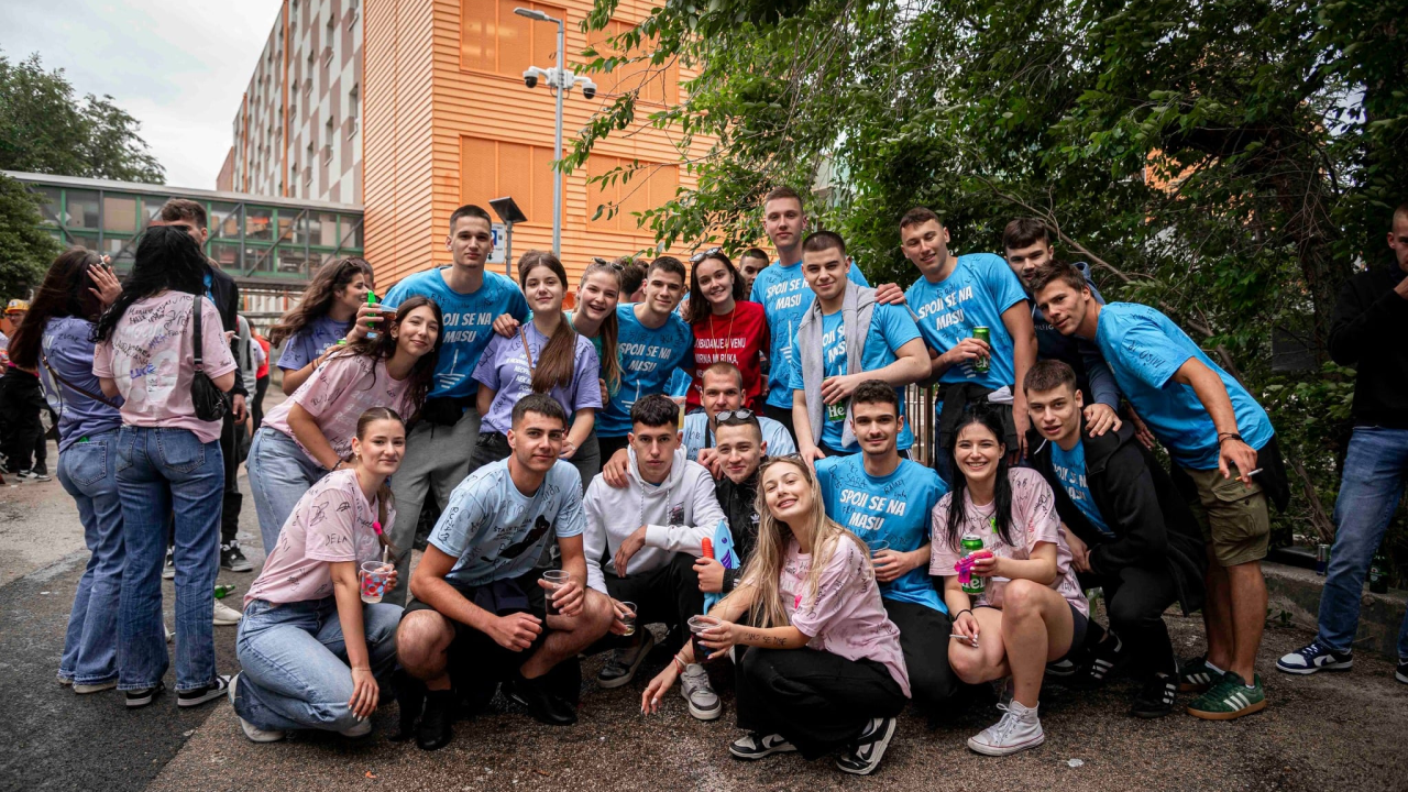 Šibenski maturanti prkose vremenu i slave zadnji dan škole: 'Volio bih se poslije faksa vratiti ovdje'