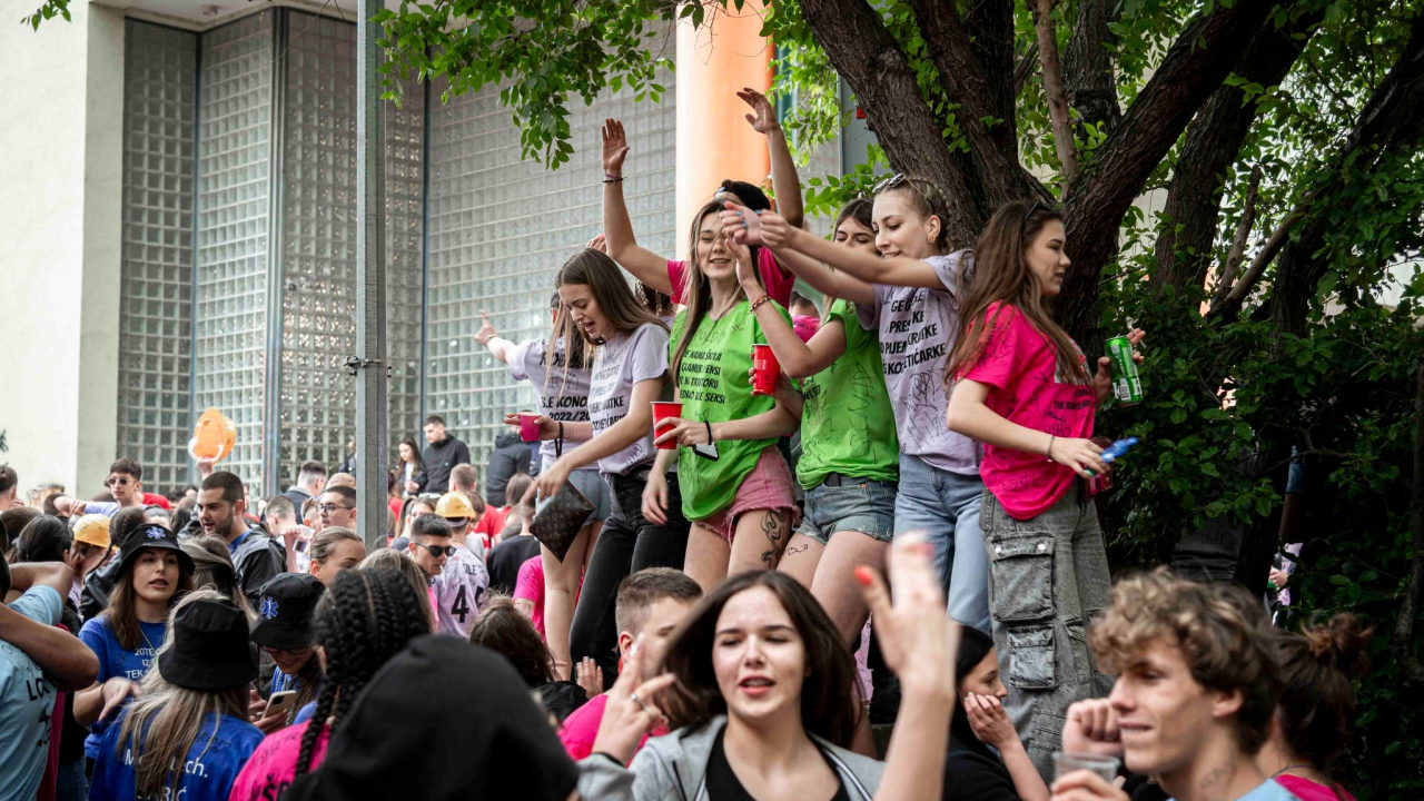 Šibenski maturanti prkose vremenu i slave zadnji dan škole: 'Volio bih se poslije faksa vratiti ovdje'