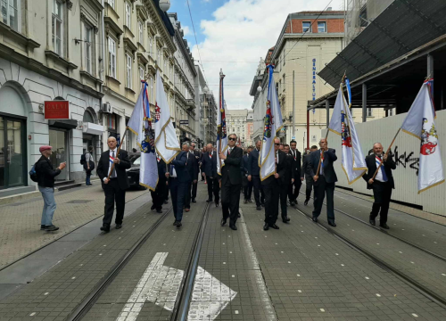 Šibenski članovi Družbe braće hrvatskoga zmaja marširali Zagrebom u povorci s više od 1600 sudionika