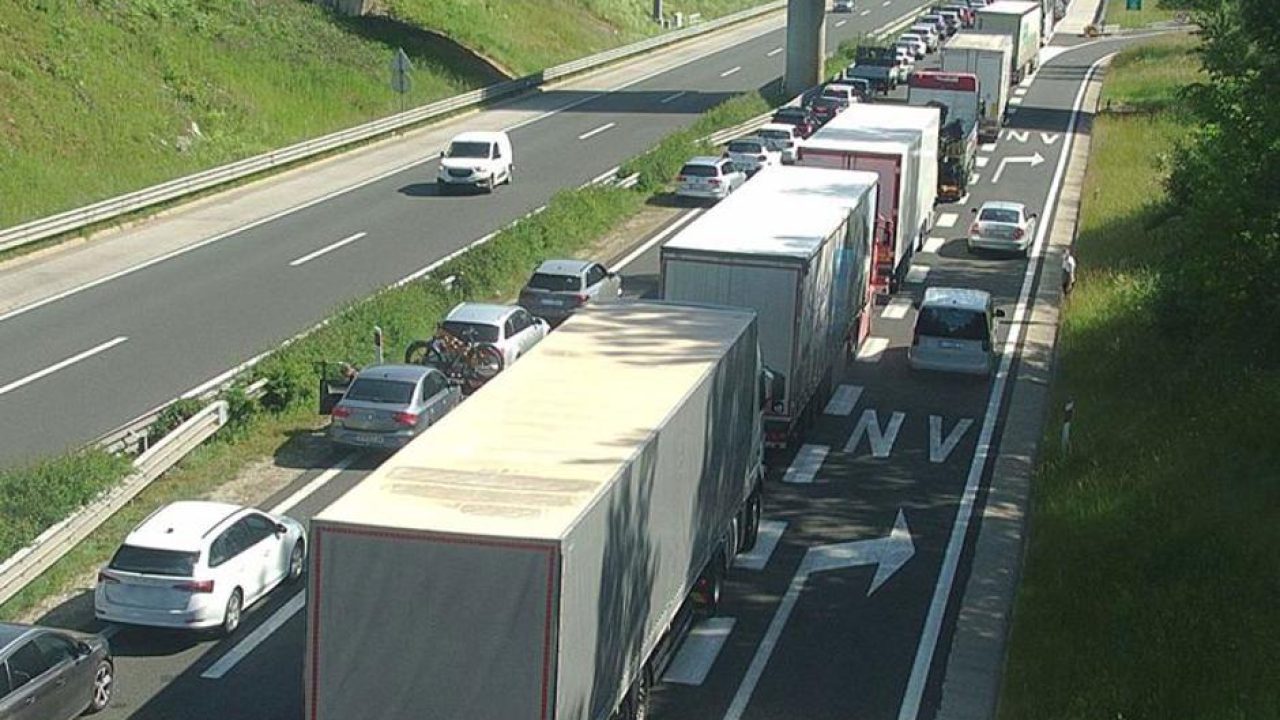 Zapalila s prikolica kamiona na Dalmatini, zatvoren promet prema Zagrebu