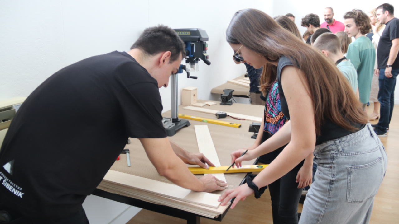 Učenici iz OŠ Juraj Šigorić posjetili radionicu PIN-a i odmah se uhvatili posla