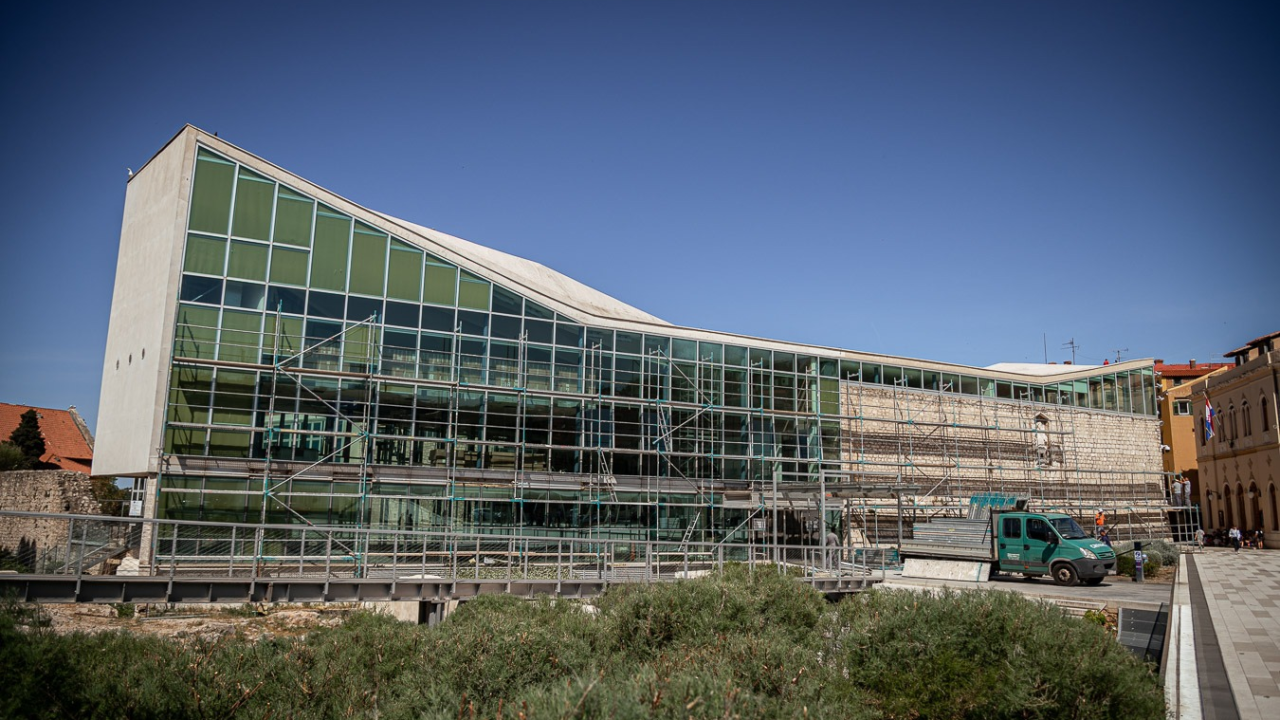 Ogromna skela prekrila pročelje Gradske knjižnice: Počela najvidljivija faza energetske obnove