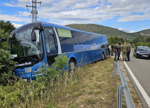 Brzom reakcijom i prisebnošću vozača autobusa, izbjegnuta tragedija na cesti prema Tromilji
