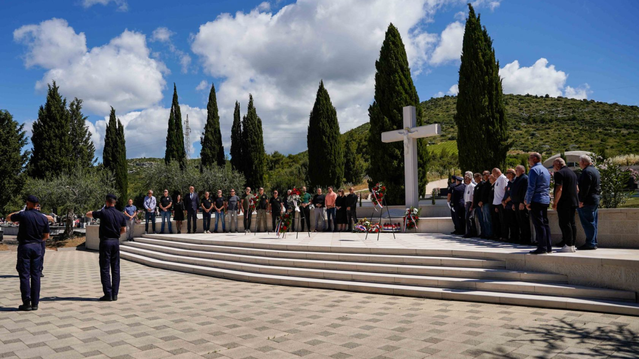 Položeni vijenci i zapaljene svijeće u povodu Dana Državnosti