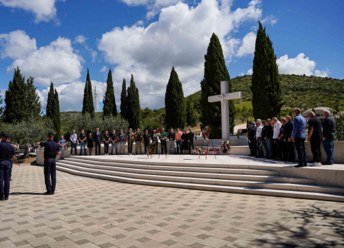 Položeni vijenci i zapaljene svijeće u povodu Dana Državnosti