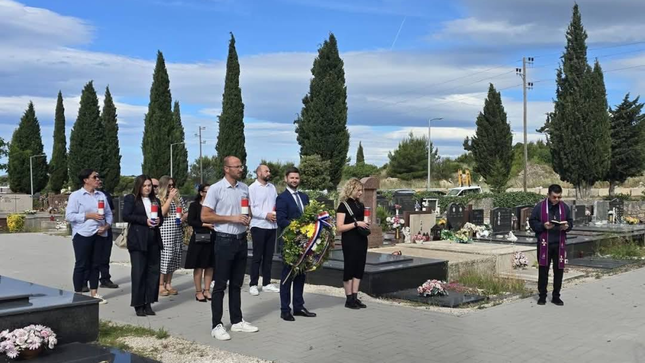 U Pirovcu položili vijence i zapalili svijeće za one koji su dali najveću žrtvu u stvaranju države