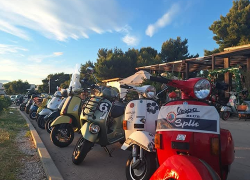 Fotografija 7 - Vespaši ponovno zavladali Šibenikom: Održan 10. susret šibenskog Vespa kluba