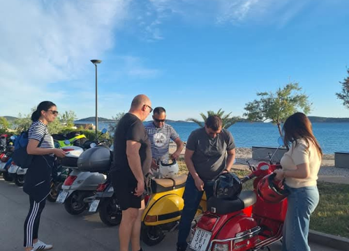 Fotografija 8 - Vespaši ponovno zavladali Šibenikom: Održan 10. susret šibenskog Vespa kluba