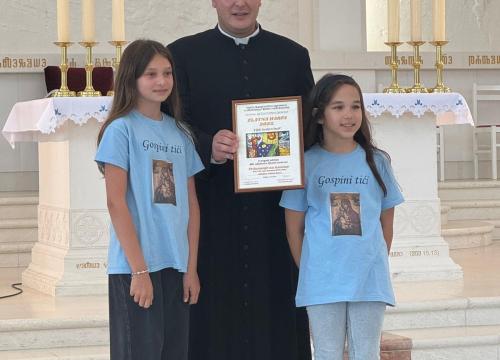 Fotografija 6 - Dječji župni zborovi iz Murtera, Bilica, Knina i Šibenika nastupili na 'Zlatnoj harfi' u Udbini