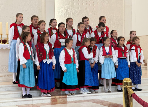 Fotografija 10 - Dječji župni zborovi iz Murtera, Bilica, Knina i Šibenika nastupili na 'Zlatnoj harfi' u Udbini