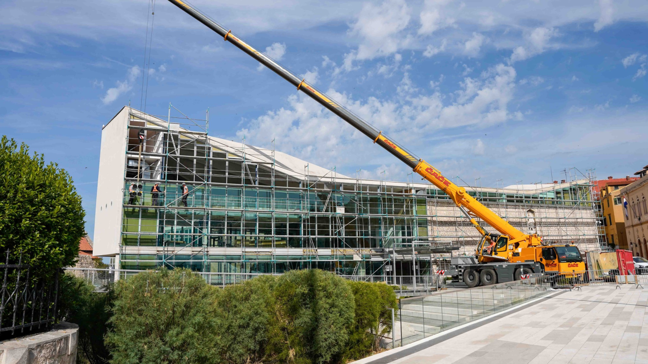 Gradska knjižnica ostaje bez stakala: Pogledajte kako napreduju radovi na glavnom gradskom trgu