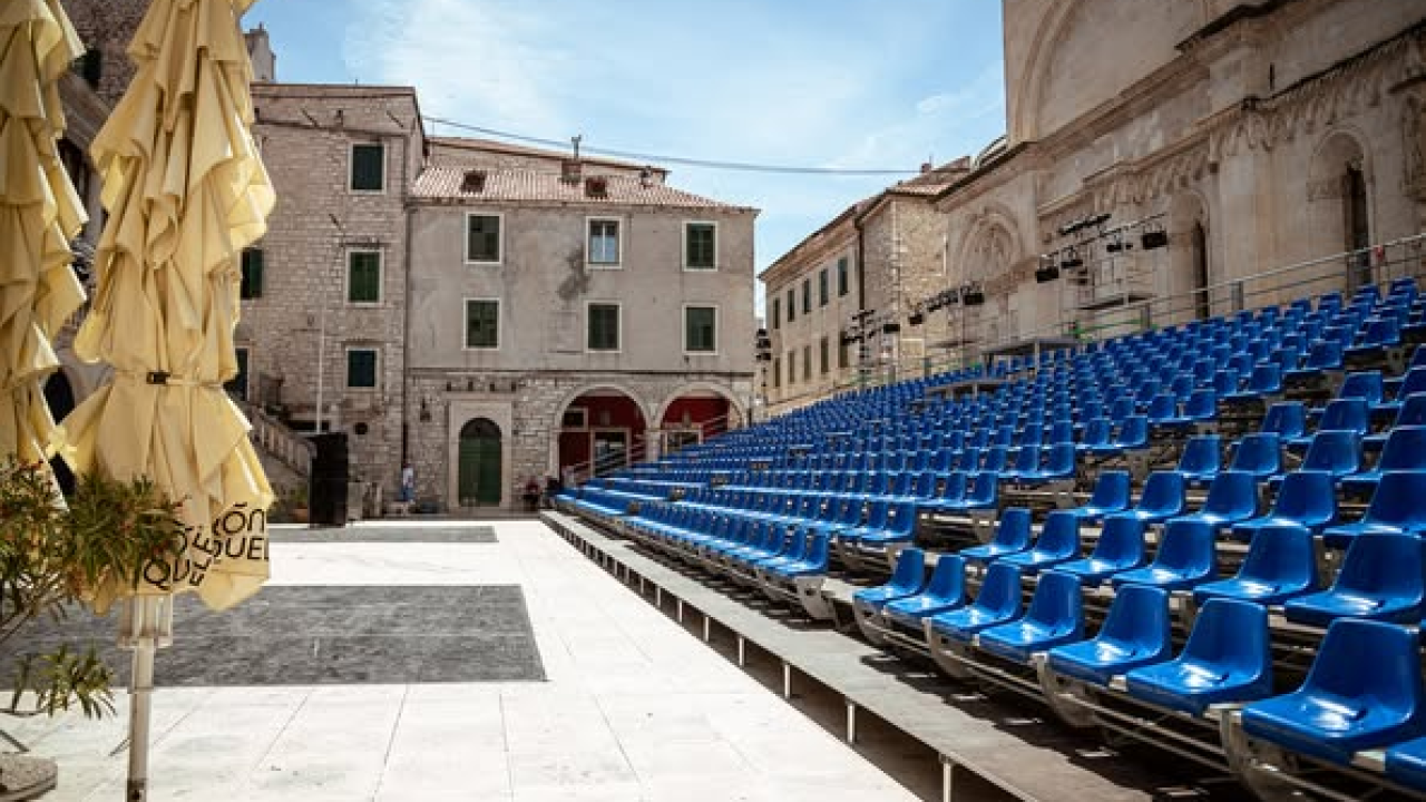 Trg ispred katedrale već u MDF duhu: Provjerili smo zašto je tribina stigla ranije nego inače