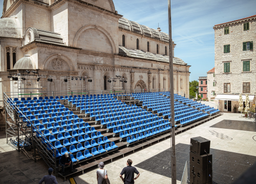 Trg ispred katedrale već u MDF duhu: Provjerili smo zašto je tribina stigla ranije nego inače